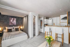 a bedroom with a bed and a kitchen at Villa Nui in Cuers