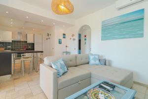 a living room with a couch and a table at Villetta Giardino e Piscina in Porto San Paolo