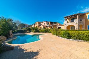 a house with a swimming pool in a yard at Villetta Giardino e Piscina in Porto San Paolo