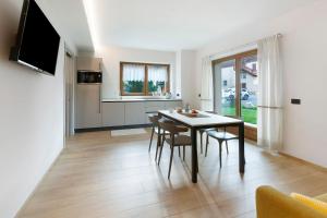 a kitchen and dining room with a table and chairs at Chalet Ale Livigno in Livigno