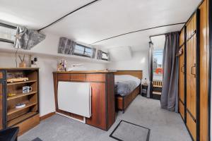 Llit o llits en una habitació de Bateau Elvis
