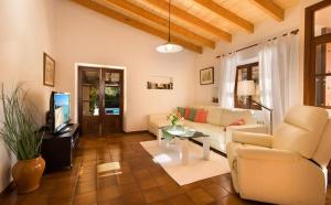 a living room with a couch and a tv at Llangana in Pollença