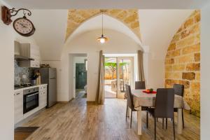 a kitchen and dining room with a table and chairs at Casa Incanto in Presicce