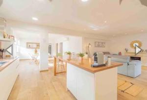 a kitchen and living room with a counter top at Villa Arbona Dalt in Sóller