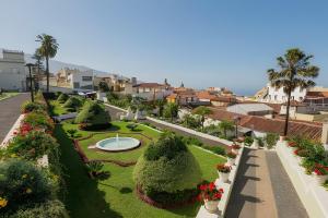 an overhead view of a garden with flowers and trees at Mojo Surf Yoga House in La Orotava