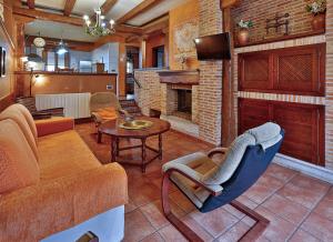 a living room with a couch and a fireplace at El Lagar in Canalejas de Peñafiel