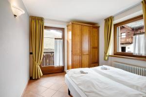 a bedroom with a bed and a window at Chalet Anna Cigambola in Livigno