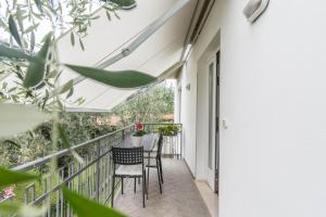 a balcony with chairs and a table on it at appartamento casa stefi n2 in Malcesine