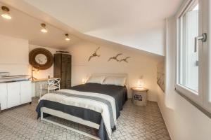 a bedroom with a bed with two jumping horses on the wall at Casa Royale Appartamento Aria in Lierna