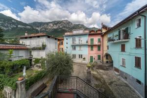 a group of buildings with mountains in the background at Casa Royale Appartamento Aria in Lierna
