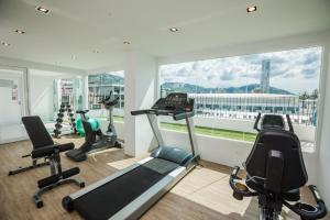 Das Fitnesscenter und/oder die Fitnesseinrichtungen in der Unterkunft The Bloc Hotel Phuket - SHA Extra Plus