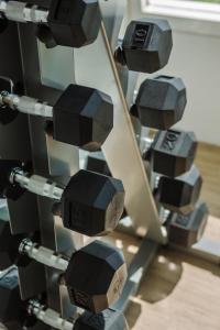 Das Fitnesscenter und/oder die Fitnesseinrichtungen in der Unterkunft The Bloc Hotel Phuket - SHA Extra Plus