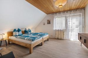 a bedroom with a bed and a large window at Gerda Ferienwohnung in Weigendorf