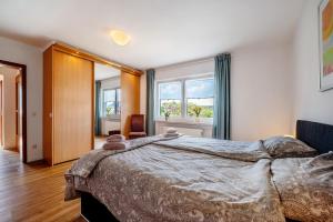 a bedroom with a large bed and a window at Ut Huuske in Dorsel