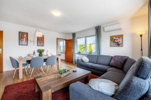 a living room with a couch and a table at Ut Huuske in Dorsel