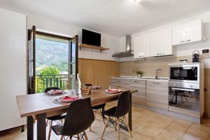 a kitchen and dining room with a table and chairs at Maison Le Cré Appartamento 3 in Introd