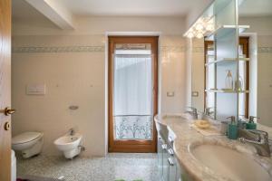 a bathroom with a tub and a sink and a toilet at Villa Fiore in Lamon