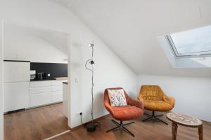 a living room with two chairs and a table at Ferienwohnung Nordschwarzwald in Altensteig