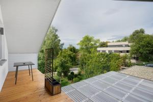 a balcony with a solarium with a view of trees at Ferienwohnung Nordschwarzwald in Altensteig