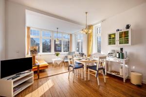 a kitchen and dining room with a table and chairs at Haus Übersee Wohnung Fidji in Travemünde