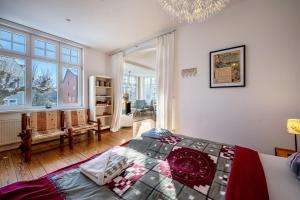 a bedroom with a bed and a large window at Haus Übersee Wohnung Fidji in Travemünde