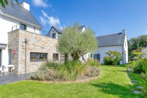 a stone house with a tree in the yard at Villa Ker Minet - Houat - 8 pers in Piriac-sur-Mer