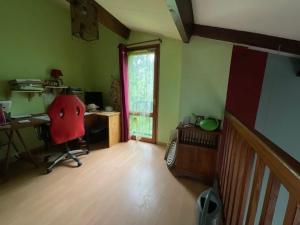 an office with a chair and a desk and a window at Maison de vacances Pradines in Pradines