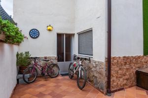 two bikes parked on the side of a building at Casa La Charca in Amavida