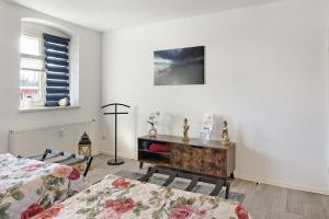 a bedroom with a bed and a table in a room at Ferienwohnung Havelvorland in Havelberg