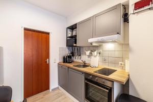 a kitchen with a sink and a counter top at Urbanes Nest, ideal für Entdecker in Dinslaken