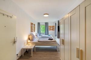 a bedroom with a bed and a window at Urbanes Nest, ideal für Entdecker in Dinslaken
