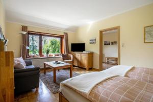 a bedroom with a bed and a living room at Ferienwohnung am Eiderdeich in Delve