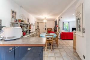 a kitchen and dining room with a table at Plein coeur du Luberon in Apt