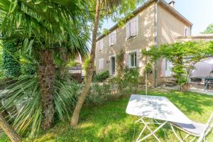 a yard with a swing in front of a house at Plein coeur du Luberon in Apt