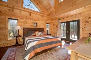 a bedroom with a bed in a wooden cabin at El Escorpio North · El Escorpio North - New Rental in Brevard