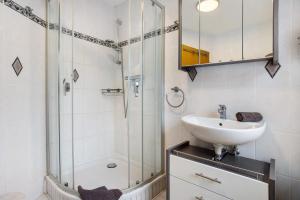 a bathroom with a sink and a shower at Bäckerhus - Ferienwohnung 6 in Wiek auf Rügen