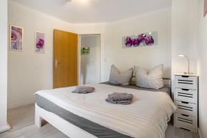 a bedroom with a large bed with two pillows on it at Bäckerhus - Ferienwohnung 6 in Wiek auf Rügen