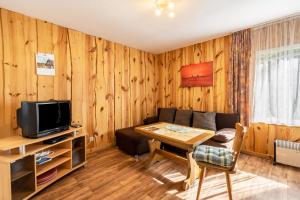 a living room with a couch and a table at Bugalow 16 - Finnhütte in Niesky