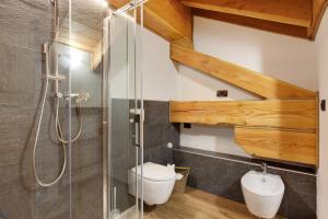 a bathroom with a toilet and a shower at Aux Pieds du Malatra' 1 in Saint-Rhémy-en-bosses +26 photos