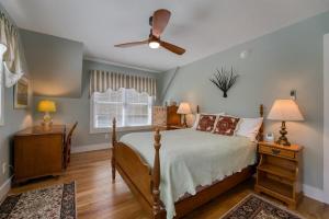 a bedroom with a bed and a ceiling fan at Rosie`s Retreat · Rosie`s Retreat in Brevard