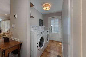 a laundry room with a washing machine and a table at Rosie`s Retreat · Rosie`s Retreat in Brevard
