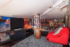 a living room with a couch and a tv at Espace, calme, confort in Saint-Michel-Escalus