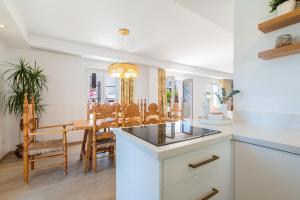 a kitchen and dining room with a table and chairs at Townhouse El Naranjal in Marbella