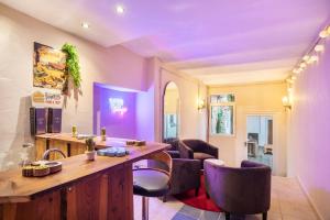 a room with purple walls and a table and chairs at Die Residenz in Neidenbach