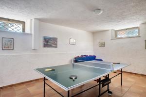 a ping pong table in a room with a ping pong racket at Palazzetto Bovini in Perugia