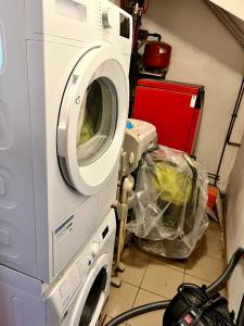 a washing machine sitting next to a washer at Domaine familial, Le Parc de Gouts in Aiguillon