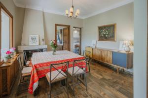 a dining room with a table and chairs at Finca El Aguilojo in Mombeltrán