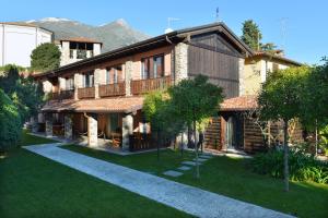 a house with a balcony and a yard at Al segnavento Montese in Toscolano Maderno