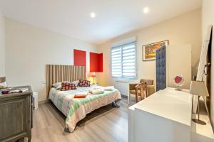 a bedroom with a bed and a desk in it at Maison 4 pers à 5kms de la plage in Plouider