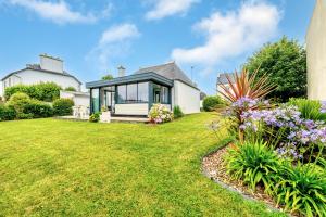 a house with a garden in front of it at Maison 4 pers à 5kms de la plage in Plouider